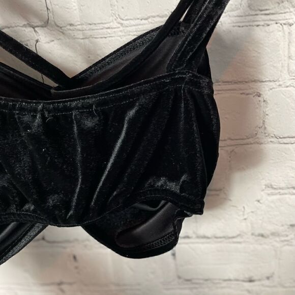 Pretty Little Thing Black Ruched Cross Back Velvet Crop Top - Picture 8 of 11